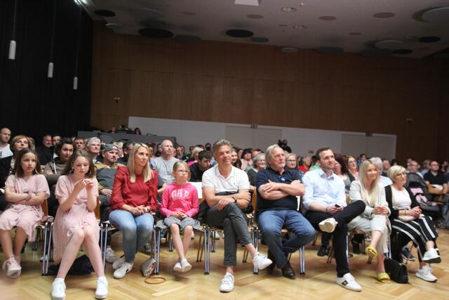 Voll besetzt war die Aula der Gesamtschule Velbert. | Foto: Junior Welt