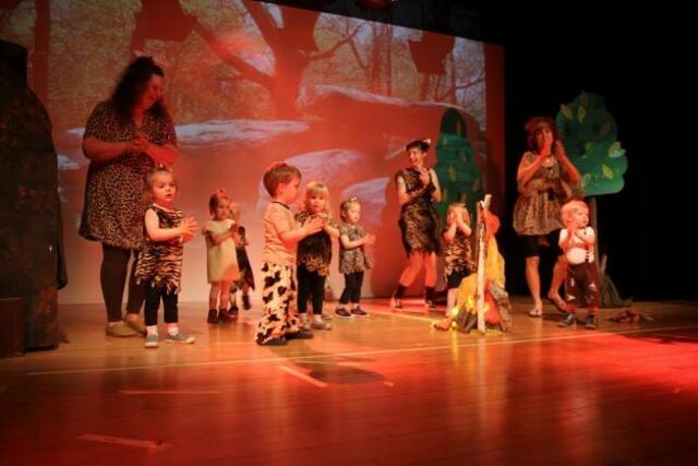 Keine Scheu hatten die U3-Kinder auf der Bühne. | Foto: Junior Welt