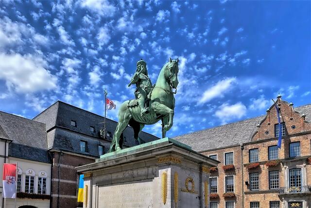 Reiterstandbild Jan Wellems von Gabriel de Grupello (1711) auf dem Marktplatz mit Rathaus. | Foto: © Margot Klütsch