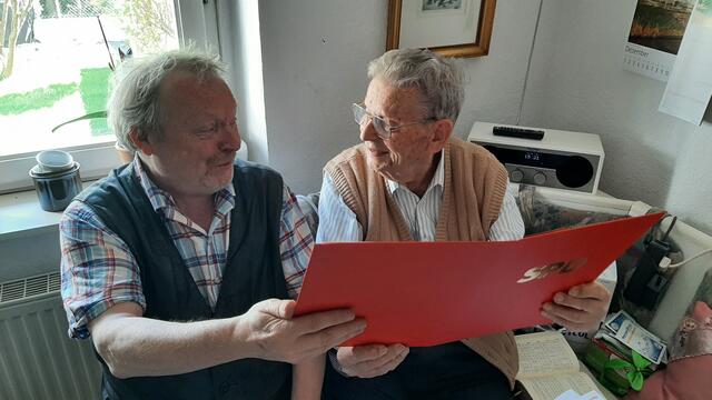 Jubilar Hans-Jürgen Holler erhielt vom Vorsitzenden Benno Justfelder Ehrennadel und Urkunde zu Hause. Alle waren froh, dass er zur Jubilarfeier erscheinen konnte.