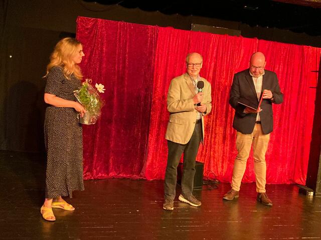 Eckart Löser nimmt die Urkunde und kleine Präsente von Frank Müller und Julia Jankovic entgegen.