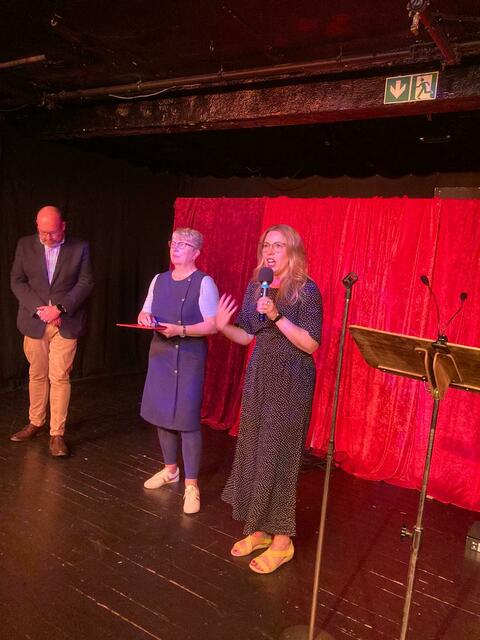 Julia Jankovic schilderte sehr ergreifend von ihrer ersten Begegnung mit Britta Altenkamp, die großen Einfluss auf ihr eignes politisches Wirken gehabt hat.