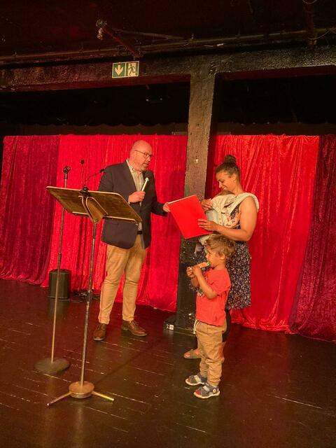 Frank Müller überreicht Joyce Abebrese die Urkunde. Er war überrascht, dass es schon für 10 Jahre Mitgliedschaft eine Urkunde gibt.