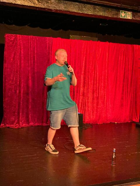 Mit seinen politischen und kritischen Texten sorgte Rapper Ché für viel Stimmung im Theatersaal.