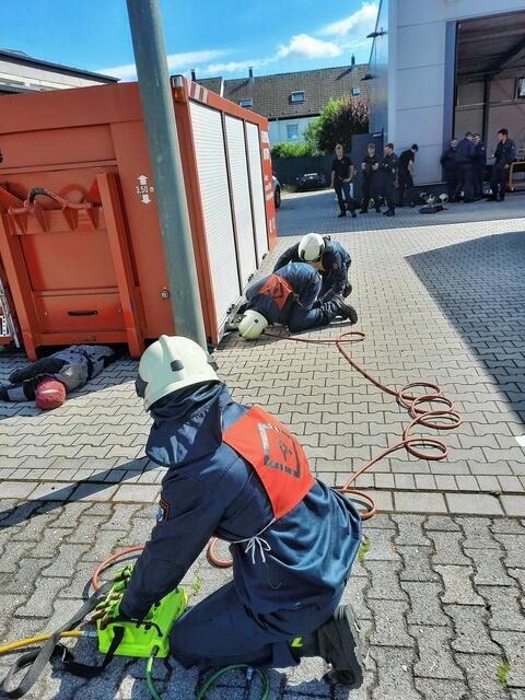  Befreiung einer eingeklemmten Person unter einem Container. | Foto: Feuerwehr Bottrop