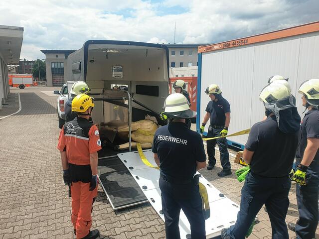  Rettung eines Pferdes aus einem Pferdeanhänger. | Foto: Feuerwehr Bottrop