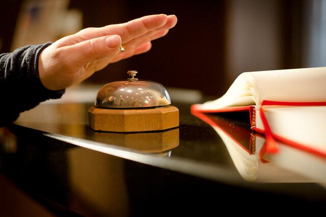 Warten an der Hotelrezeption: Nach fast zweieinhalb Jahren Corona-Pandemie fehlt es in vielen Hotels und Pensionen an Personal. Nach Ansicht der Gewerkschaft NGG müssen sich die Arbeitsbedingungen in der Branche verbessern, um dringend gesuchte Fachleute zu finden. Foto: NGG/Alireza Khalili