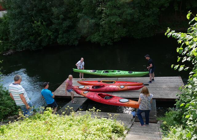 Nach einem Morgensegen durften die Paddler ausnahmsweise vom Anleger des Steeler Kanu Club 1923 e.V. aus zu ihrer Tour starten. Vielen Dank dafür! | Foto: Kirchenkreis Essen/Stefan Koppelmann