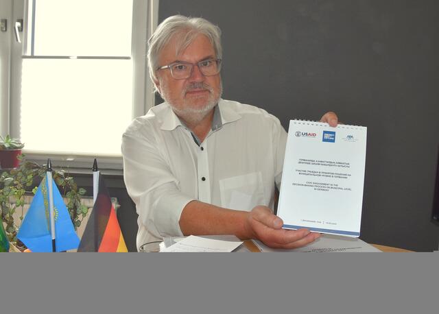 Stolz präsentiert Friedrich-Wilhelm Rebbe das Programm während der Studienreise der Delegation aus Kasachstan, welches der ehemalige Fröndenberger Bürgermeister zusammenstellte. Foto: peb