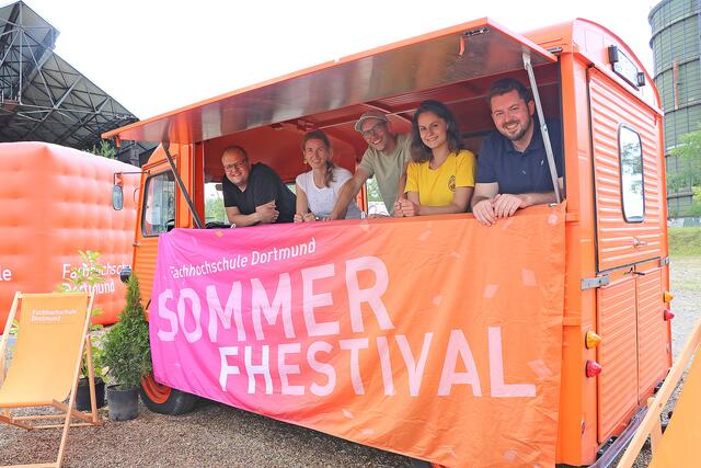 Große Freude über den gemeinsamen Spenden-Erfolg beim SommerFHestival (v.l.): Sebastian (Grenzenlose Wärme e.V.), Silke (Neven Subotic Stiftung), Felix (Neovaude GmbH), Mona (Grenzenlose Wärme e.V.), André (FH Dortmund). | Foto: Neovaude GmbH
