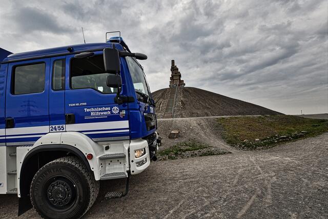 Der Mehrzweckgerätewagen, kurz MzGW, ist das Standard-Einsatzfahrzeug der Fachgruppe Notversorgung und Notinstandsetzung.
Für die Zufahrtserlaubnis zur Halde Rheinelbe bedanken wir uns recht herzlich bei dem RVR Ruhr Grün, Essen. | Foto: Kurt Gritzan/THW Gelsenkirchen