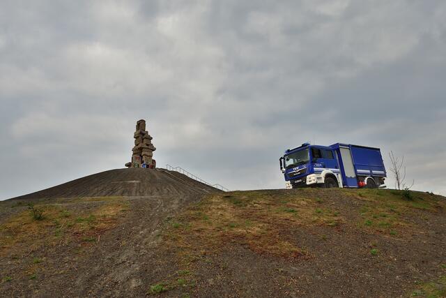 Der Mehrzweckgerätewagen, kurz MzGW, ist das Standard-Einsatzfahrzeug der Fachgruppe Notversorgung und Notinstandsetzung.
Für die Zufahrtserlaubnis zur Halde Rheinelbe bedanken wir uns recht herzlich bei dem RVR Ruhr Grün, Essen. | Foto: Kurt Gritzan/THW Gelsenkirchen