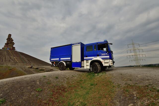 Der Mehrzweckgerätewagen, kurz MzGW, ist das Standard-Einsatzfahrzeug der Fachgruppe Notversorgung und Notinstandsetzung.
Für die Zufahrtserlaubnis zur Halde Rheinelbe bedanken wir uns recht herzlich bei dem RVR Ruhr Grün, Essen. | Foto: Kurt Gritzan/THW Gelsenkirchen