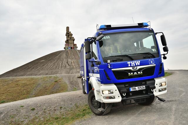 Der Mehrzweckgerätewagen, kurz MzGW, ist das Standard-Einsatzfahrzeug der Fachgruppe Notversorgung und Notinstandsetzung.
Für die Zufahrtserlaubnis zur Halde Rheinelbe bedanken wir uns recht herzlich bei dem RVR Ruhr Grün, Essen. | Foto: Kurt Gritzan/THW Gelsenkirchen