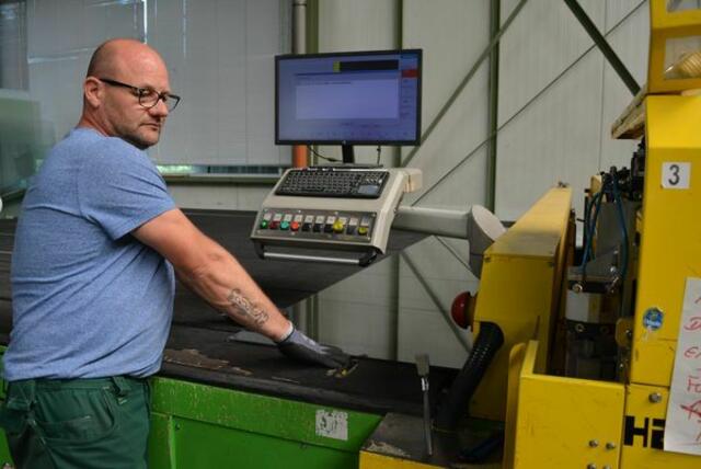 Robert Zieba bedient eine der computergesteuerten Anlagen. Foto Stadt Marl