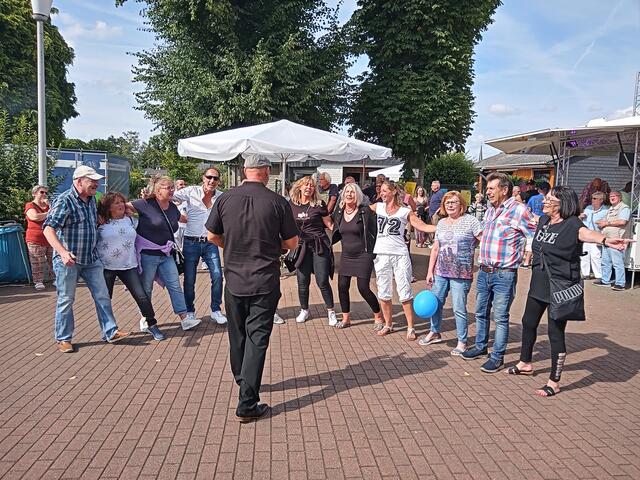Gute Stimmung verbreitete Schlagersänger Sandy Christen, der extra für das Sommerfest nach Oberhausen gereist kam.