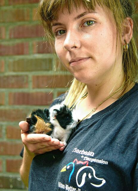 Marielle Kühlmann mit zwei Meerschweinchen-Welpen, die vor ein paar Tagen im Tierheim geboren wurden. An der Wetterstraße warten viele Tiere auf ein neues Zuhause.  | Foto: Barbara Zabka