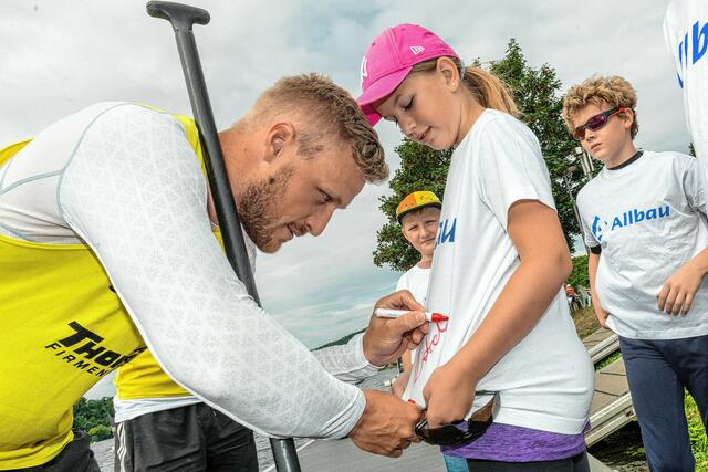 Olympiasieger und Weltmeister Max Rendschmidt gab erst einmal Autogramme.