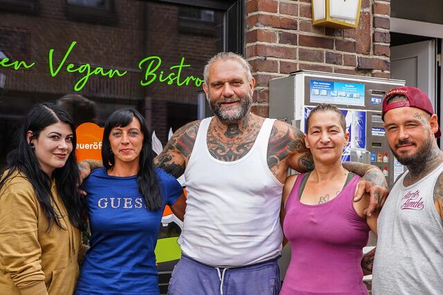 Tierschützer Ralf Seeger und seine Crew vor seinem neuen Bistro