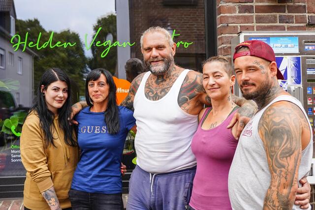 Tierschützer Ralf Seeger und seine Crew vor seinem neuen Bistro