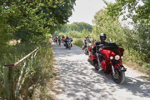 Mit zur Empfangsgruppe gehörte als Eskorte auch eine kleine Biker-Abordnung von Unlimited Chapter Germany, die vom Langenfelder Sportbüro organisiert wurde.  Foto(s): Michael Hotopp 