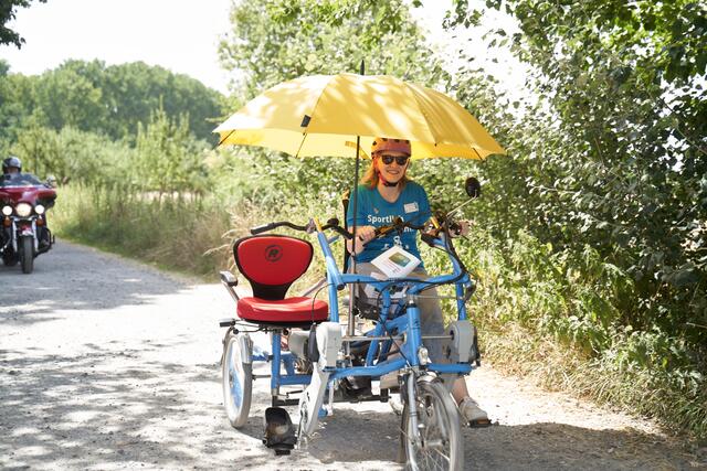 Hier kann man mit einsteigen! Die Inklusionsbeauftrage Sarah Lierz mit einem der mit einem E-Antrieb motorisierten Inklusionsräder, die an der städtischen Tourist-Info im Landschaftspark Rheinbogen ausgeliehen werden können. Foto(s): Michael Hotopp 