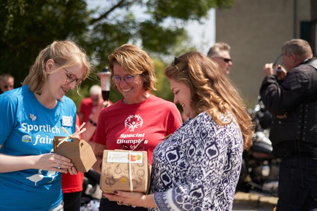 Kleine Geschenke, die gut ankommen. Natürlich frischer Apfelsaft aus der Urdenbacher Kämpe, Honig und Tee für das Organisationsteam des Fackellaufs. Foto(s): Michael Hotopp 