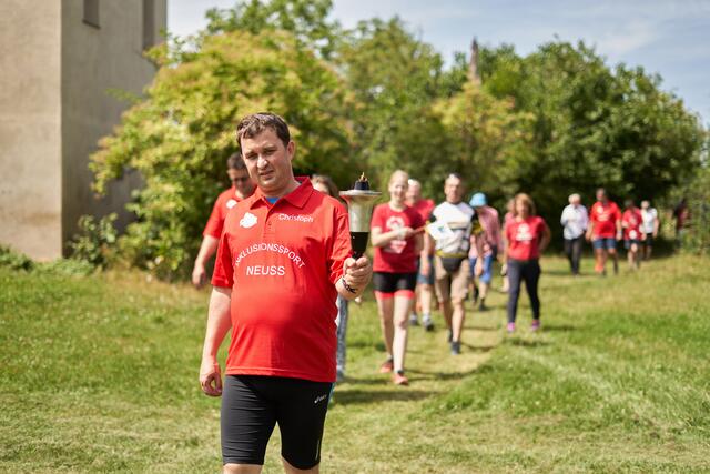 Mit der Fackel ging es einmal um das alte Römerkastell. Foto(s): Michael Hotopp 