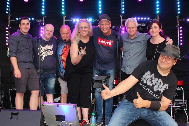 Fotoarchiv © Jürgen Thoms - Aus der Serie: Sommer im Dorf 2021-  „The Cover Company“ 
