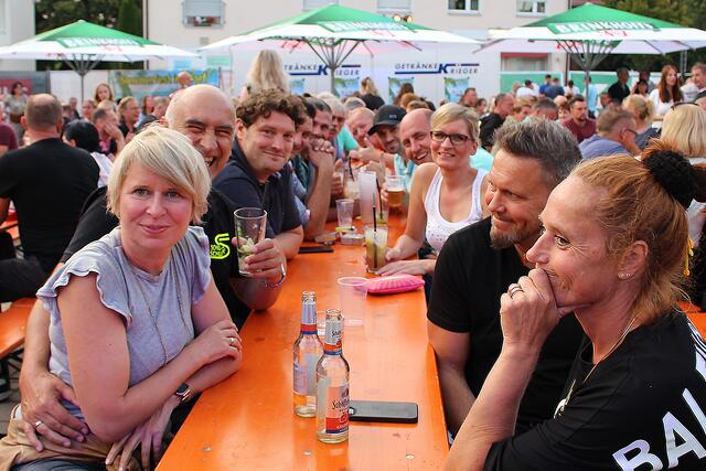 Fotoarchiv © Jürgen Thoms - Aus der Serie: Sommer im Dorf 2021-  Sommer-Stimmung auf den Gemeindeplatz Massen
