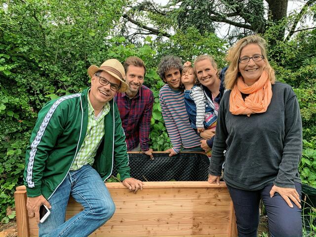 Julia und Nils freuen sich über tollen Garten WDRHilfe im Garten