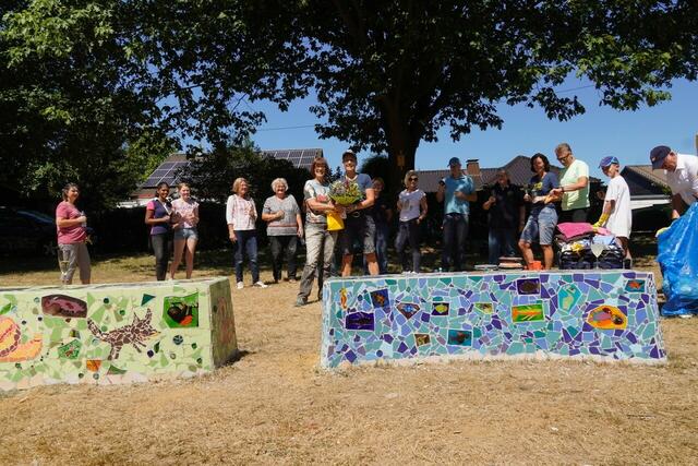 In den letzten Monaten haben die drei Lions Clubs Langenfeld gemeinsam mit Langenfelder Kindern zwischen sechs- und zwölf Jahren, einer Künstlerin sowie der Stadt Langenfeld drei Mosaikbänke für den Naturerfahrungsraum Langenfeld gestaltet. Das Projekt wurde nun fertiggestellt. | Foto: Zur Verfügung gestellt von: Langenfeld Lady Lions