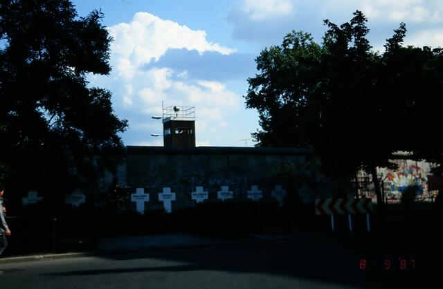 Wachturm mit den Kreuzen der erschossenen Flüchtlingen | Foto: umbehaue