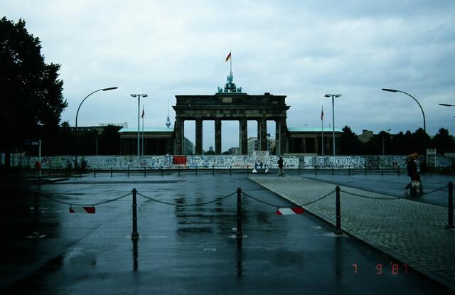 Nicht näher, ans Brandenburger Tor | Foto: umbehaue