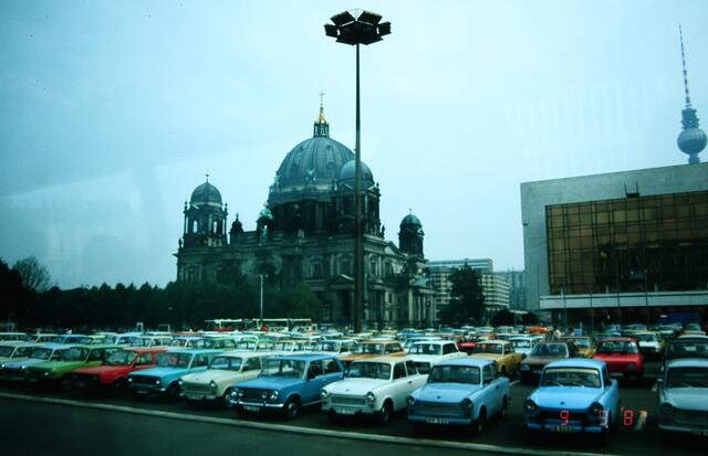 Rechts Palast der Republik, Asbest verseucht und abgerissen. | Foto: umbehaue