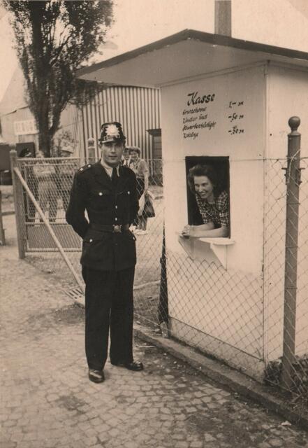 Bitte, recht freundlich: 1951 posiert dieser Polizeibeamte mit der Kassiererin der Ruhrausstellung.  | Foto: Sammlung Kawelovski