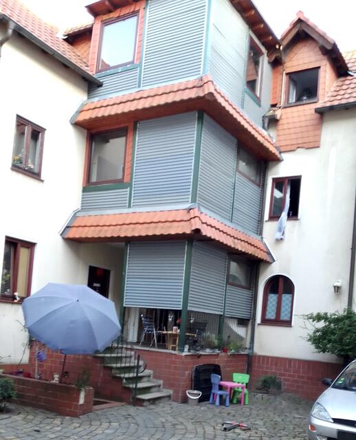 In diesem Hof spielen tagsüber Kinder und abends tummeln sich die Ratten auf dem Platz. Foto: Juvo