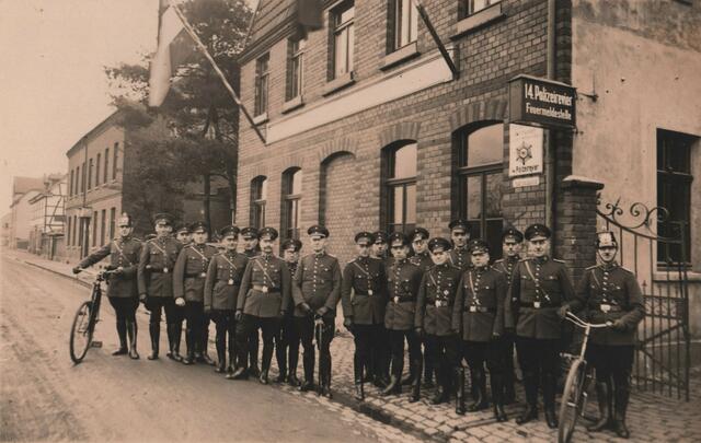 Dienstrad statt Dienstwagen: 1929 lassen sich diese Polizeibeamten vor ihrer Dienststelle an der Landsberger Straße in Saarn ablichten. | Foto: Sammlung Kawelovski