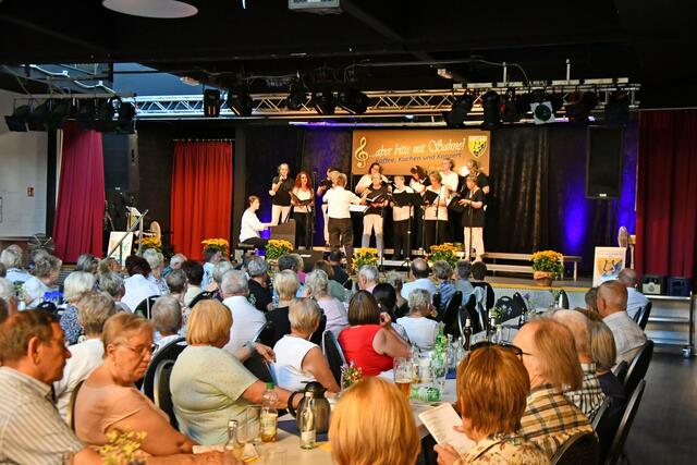 Auch die Chorgemeinschaft EBO erfreut das zahlreich anwesende Publikum