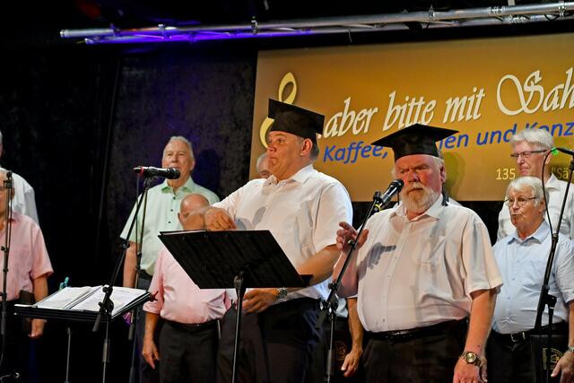 Die Solisten Harald Göbel und Kurt Peters singen als Prodekane von ihren "Prüferfahrungen"