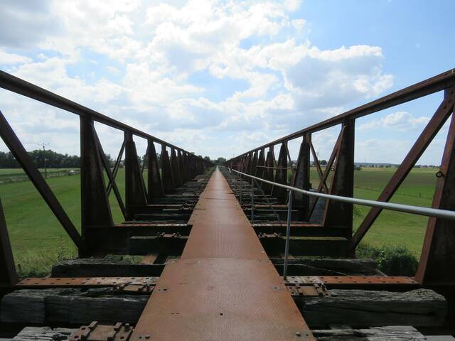 Reste einer alten Brücke, bzw Schienentrasse | Foto: umbehaue