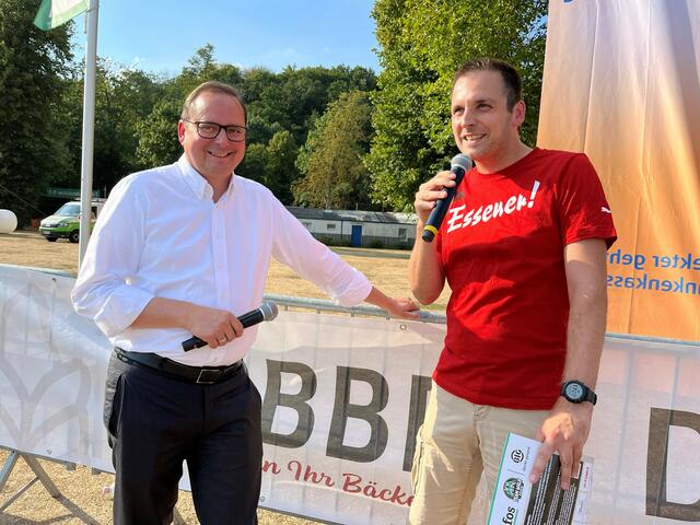 Motivierte die Teilnehmer, wanderte aber nicht mit: Der Essener OB Thomas Kufen. | Foto: Andrea Becker