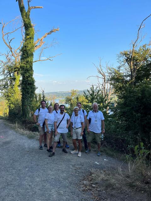 Die "Strapazen" waren für einen kleinen Moment vergessen, sofort wurde das Handy gezückt und diverse Team-Fotos erstellt. | Foto: Andrea Becker