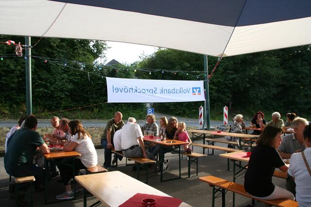 Der Festplatz füllt sich am frühen Samtag Abend