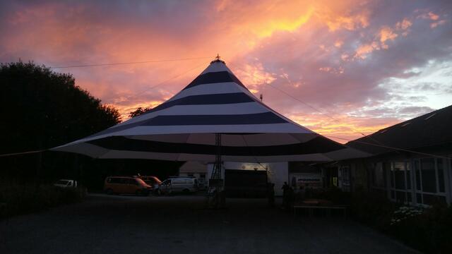 Unser Riesenschirm im Sonnenuntergang