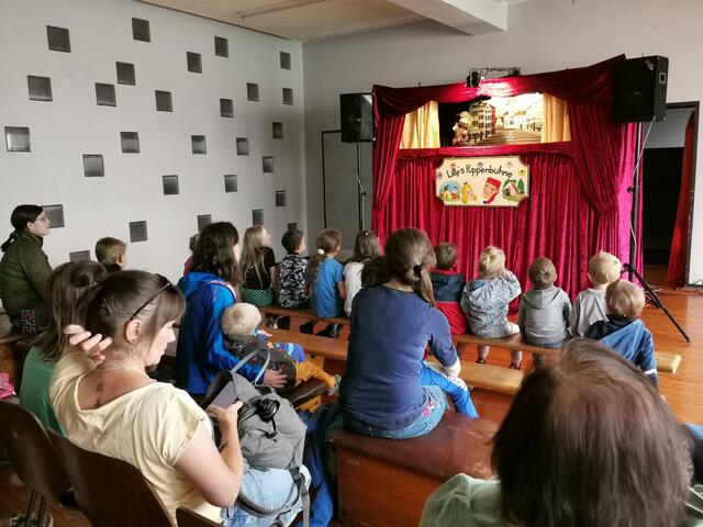 Lilly's Puppenbühne fasziniert die jungen Gäste in der Turnhalle