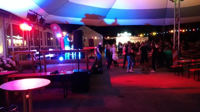 DJ Krügix open air vor dem Gemeindezentrum Elfringhausen