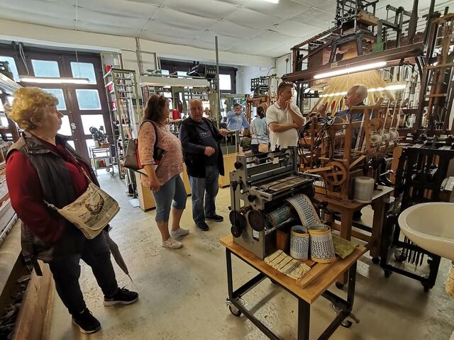 Besucher schauen sich die immer noch produzierenden Webstühle im Bandwebereimuseum an