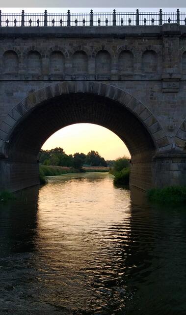 Unterquerung der drei Bogenbrücke ....