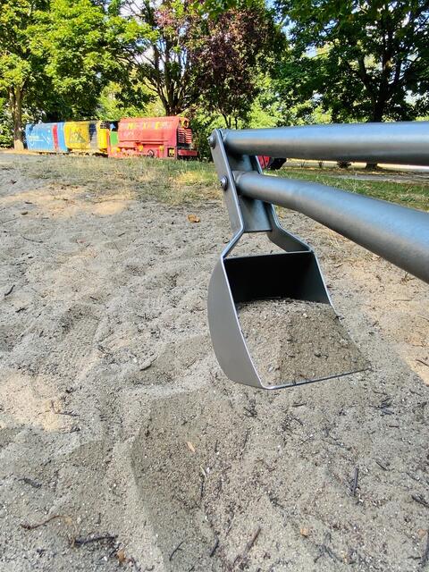 Auf einigen Spielplätzen in Bottrop gibt es richtig viel zu erleben. Ein Vorzeigebeispiel ist die große Fläche an der Kellermannstraße mit vielseitigen Geräten ... Fotos: sara